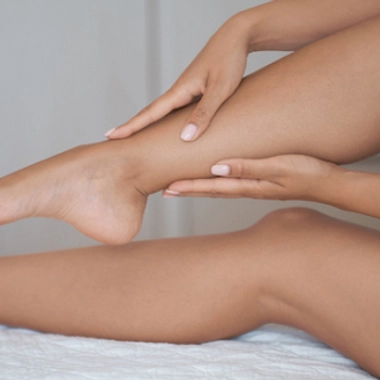 Jambes lourdes : un symptôme à ne pas prendre à la légère