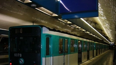 Alerte à l'amiante : quatre lignes de métro paralysés