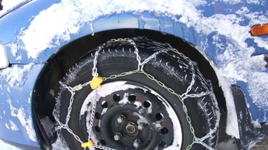 Conduire sur une route enneigée... (Crédit : cc-by-sa Devchonka)