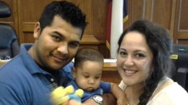 PHOTO : La famille Munoz, peu de temps avant le décès de Marlise. De gauche à droite : Erick, Mateo (aujourd'hui âgé de 15 mois) et Marlise.