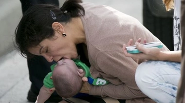 Le petit Sebastian, 5 mois, a pu être sauvé grâce à la réactivité de sa tante. (Crédits photos : Al Diaz/AP) - Arrêt cardiaque du nourrisson : les gestes qui sauvent.