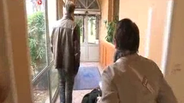 De vieux journaux et un café aux couleurs de leur enfance permettent aux pensionnaires de cette maison de retraite de travailler leur mémoire.