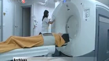 Examen TEP de cerveaux en état de conscience minimale (A) et en état végétatif (B). En bleu, les zones où la métabolisation du glucose est réduite. En rouge, celle où cette métabolisation est conservée. (source : The Lancet)