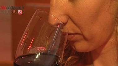 Une consommation modérée de vin rouge, à savoir un verre et demi par jour, réduirait les risques cardiovasculaires.
