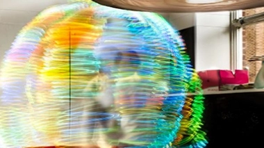 Les mouvements et déplacements des personnes modifient la force du signal wifi. Avec son dispositif, Luis Hernan capte ces modulations invisibles.