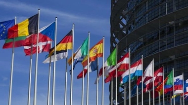 Drapeaux devant la Commission Européenne.