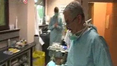 Attention, certaines images peuvent choquer !  Retrait d'une tumeur de l'ongle.