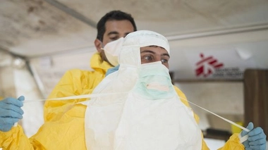 Les équipes de MSF sur le terrain dans la lutte contre le virus Ebola (Photo © MSF SCherkaoui)