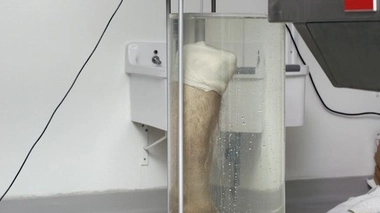 Un pied de lampe (et le reste de la jambe qui va avec) - Crédit photo : Stefanie Gratz