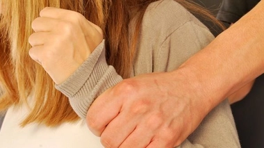 Violences conjugales : le gouvernement lance le portable d'urgence