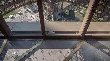 La tour Eiffel a inauguré son tout nouveau premier étage... de quoi donner le vertige !