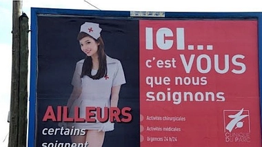 Affiche publicitaire controversée pour la Clinique du Parc, Saint-Priest-en-Jarez (42) (capture d'écran France3)