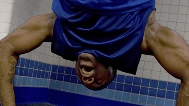 Pompes effectuées dans la position du poirier (image d'illustration).