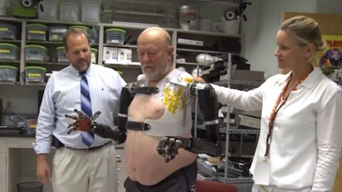 Contrôler simultanément deux prothèses de bras ''à volonté''