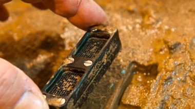 Le dispositif iChip permet la culture des bactéries dans leur milieu naturel. (crédit photo : Nature News & Comments)