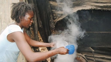 Femme préparant du phombe (crédits : Radio Moçambique - DR)