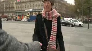 Main dans la main contre les microbes