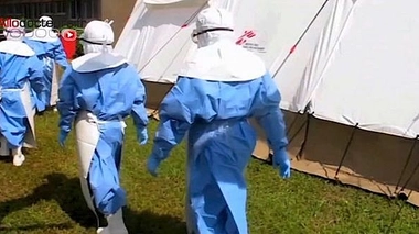 Médecins équipés pour la prise en charge des patients présentant les symptômes de fièvre à virus Ebola. (image d'illustration) 