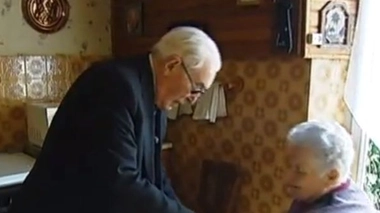 François Le Men en compagnie d'une patiente (crédits : France Télévisions)