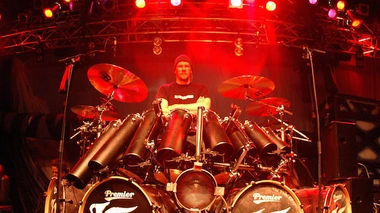 Le batteur Anders Johansson devant son instrument (cc-by-sa Heptagon-Anders)