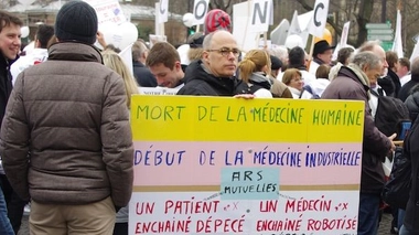 Des milliers de médecins battent le pavé contre le projet de loi santé (crédit : Florian Gouthière)