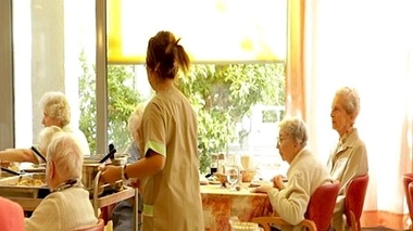 La nutrition, grande sacrifiée des maisons de retraite ?