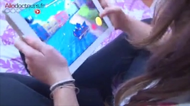 La myopie se développe généralement chez les enfants d'âge scolaire et des adolescents.