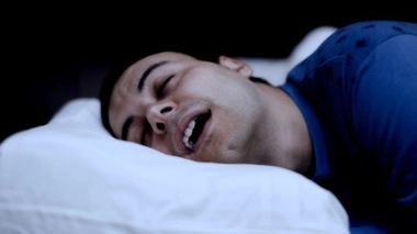 Des exercices réguliers avec sa langue réduirait l’intensité et la fréquence des ronflements -