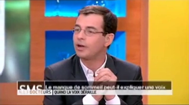 Le manque de sommeil peut-il expliquer une voix éraillée ?