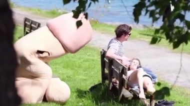 Pénis géant et confettis pour promouvoir le préservatif