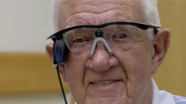 A 80 ans, Ray Flynn a reçu la première prothèse artificielle pour le traitement de la DMLA. Copyright : Second Sight Medical Products Inc.