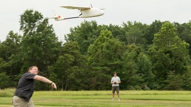Le drone transporteur de sang vole à moins de 100 mètres d'altitude