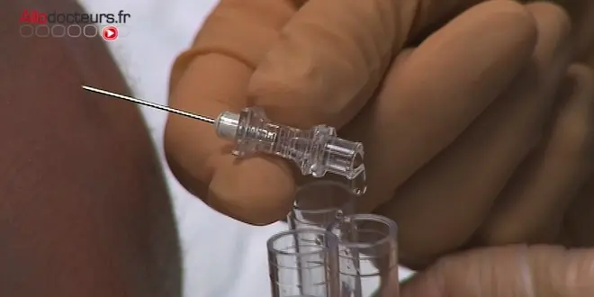 La ponction lombaire est l'examen diagnostique clé.