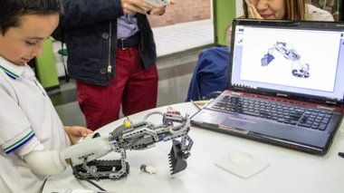 Une prothèse de bras conçue pour jouer aux Lego