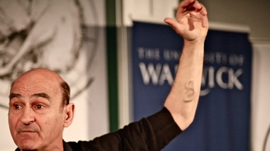 L'artiste australien Stelarc et sa troisième "oreille" lors d'une conférence 