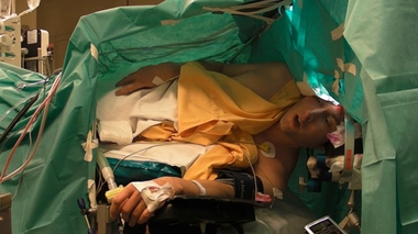 Ambrož Bajec-Lapajne et ses chirurgiens en pleine performance.