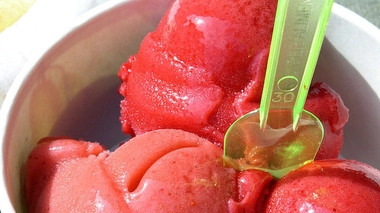 Si les glaces sont plus riches en lipides que les sorbets ces derniers ne sont pas exempts de sucre... et de lait