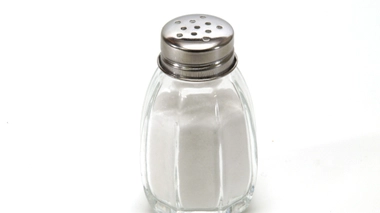 La plupart des gens consomment trop de sel : 9 à 12 grammes par jour, soit deux fois plus que l'apport maximum recommandé.