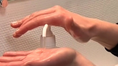 Les deux types de savons ont la même efficacité sur vingt souches de bactéries (Image d'illustration)