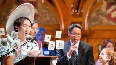 Les gagnants du prix de Physique. Selon le réglement, les lauréats n'ont que 2 minutes pour prononcer leur discours de remerciements. Un enfant intransigeant est chargé de faire respecter cette limite. (crédits: Improbable Research)