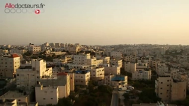 Attention, le reportage contient des images de chirurgie.