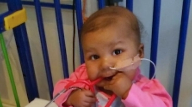 Layla Richards mordillant un stéthoscope.