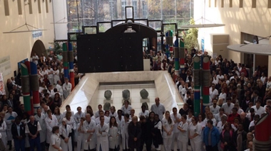#minutedesilence à l'hôpital Saint-Louis, à Paris, le 16 novembre 2015. 