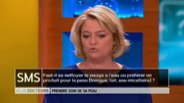 Faut-il se nettoyer le visage à l'eau ou préférer un produit pour la peau ?
