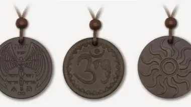 Quelques-uns des pendentifs testés par l'association (source : Criirad)