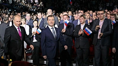 Vladimir Poutine et Dmitri Medvedev lors du congrès de « Russie unie » du 24 septembre 2011. (cc-by-sa Kremlin.ru))