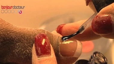 Pose de faux ongles : attention aux risques