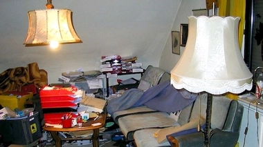 Salon d'une personne souffrant de syllogomanie, à Bochum, Allemagne. (cc-by-sa Maschinenjunge)