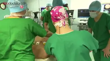 Cerveau : tester la vision avec un casque pendant une opération - Reportage de Mathilde Liotard, Christian Galet et Eliane Lassibile, diffusé le 15 février 2016. 