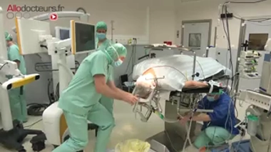  À gauche, le schéma d'implantation du dispositif. À droite, le matériel utilisé pour l'intervention. (crédits : Alexandre Carpentier et al., Sci Transl Med 2016;8:343re2) 